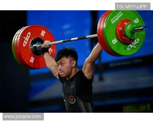 举重运动员的坚持与突破：从训练到赛场的力量之路
